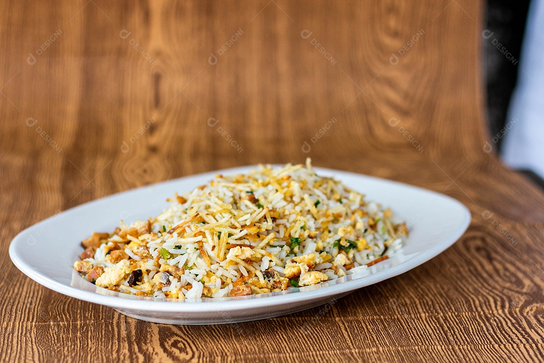 Prato branco de comida sobre um restaurante