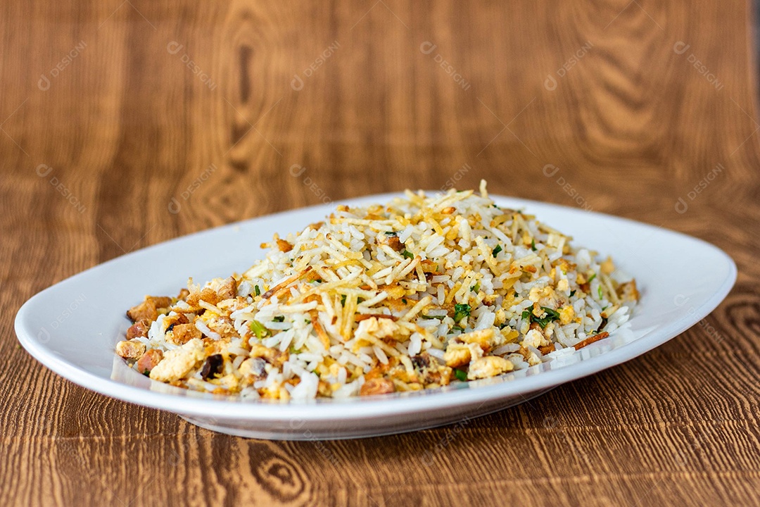 Prato branco de comida sobre um restaurante