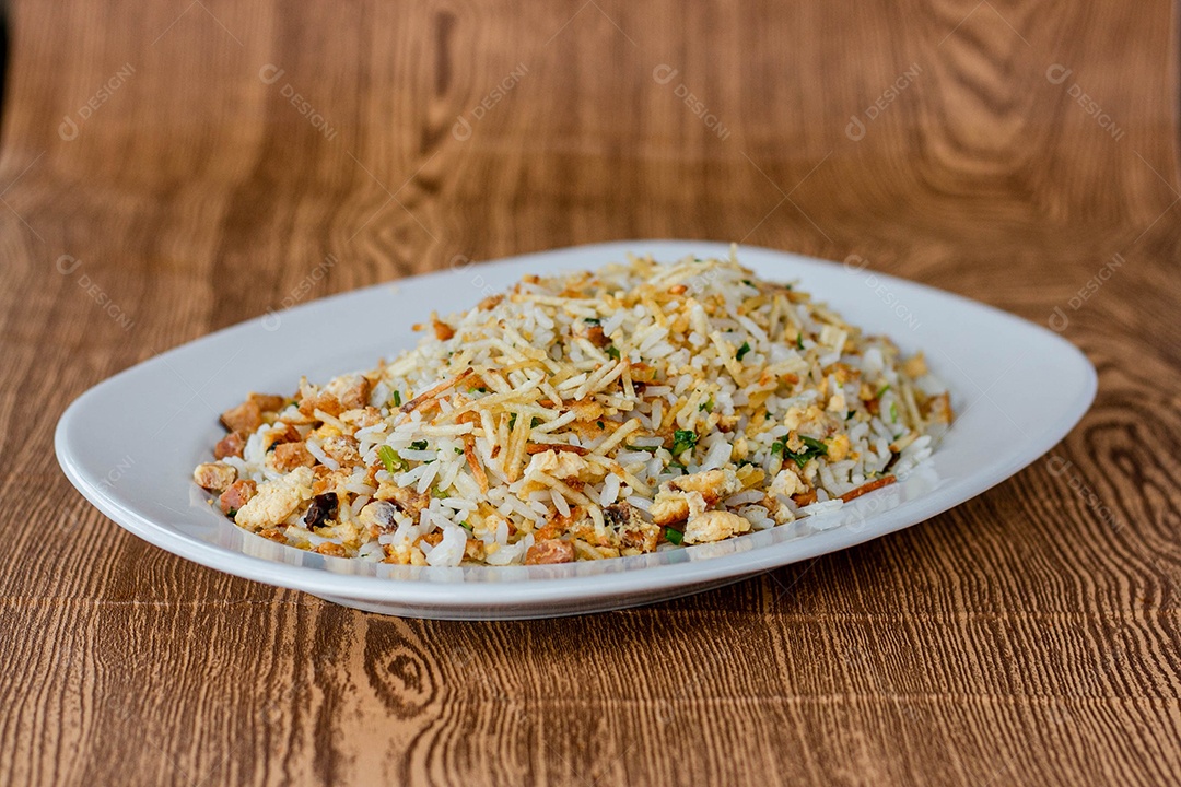 Prato branco de comida sobre um restaurante