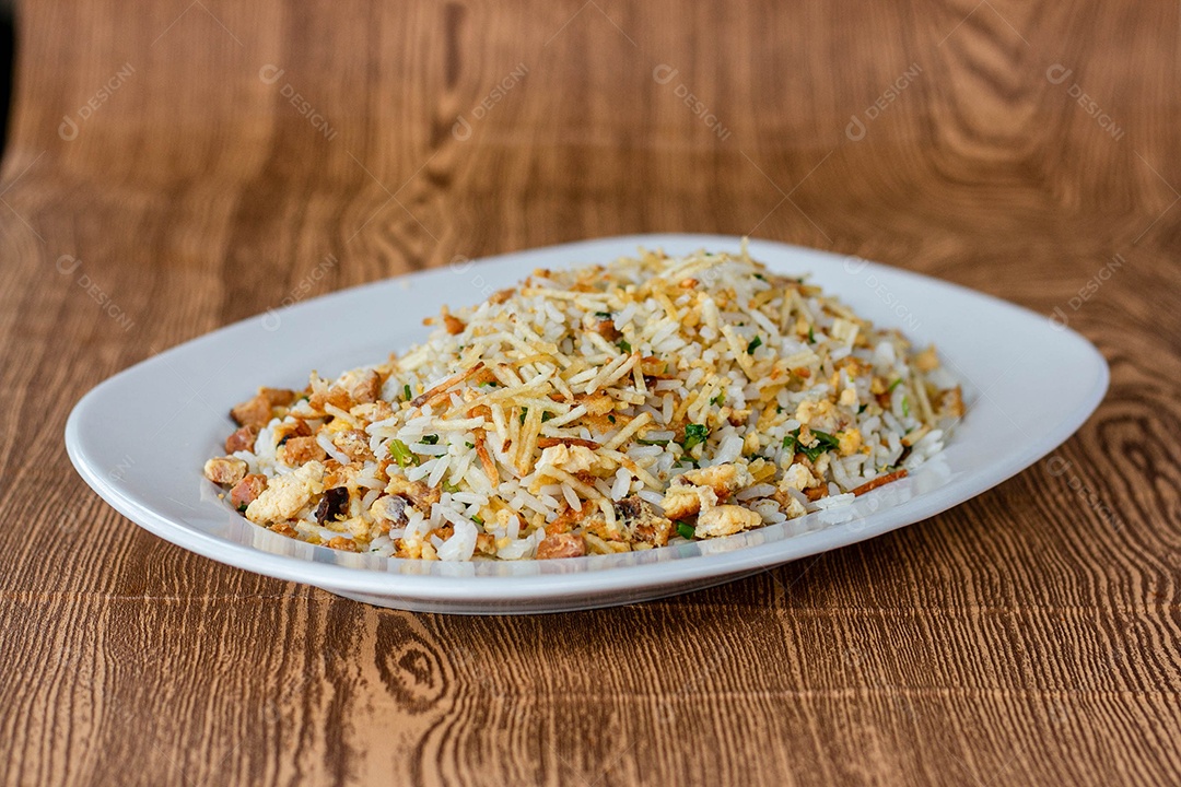 Prato branco de comida sobre um restaurante