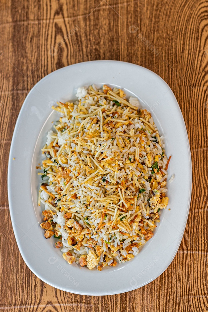 Prato branco de comida sobre um restaurante