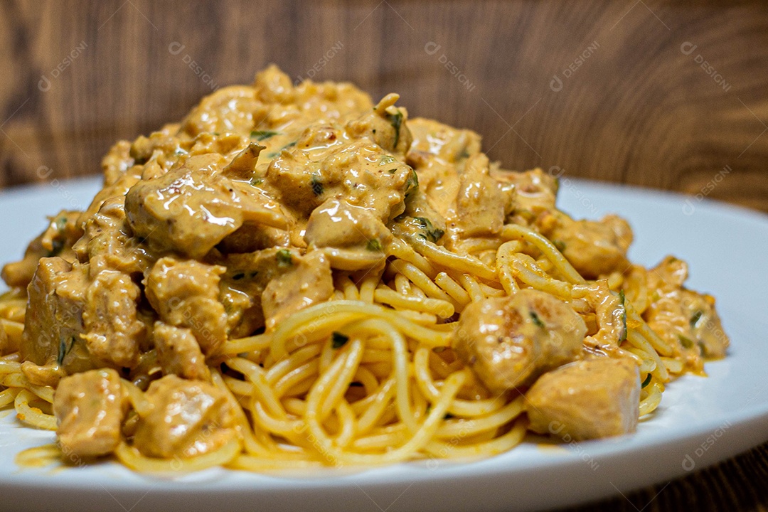 Prato branco de comida sobre um restaurante