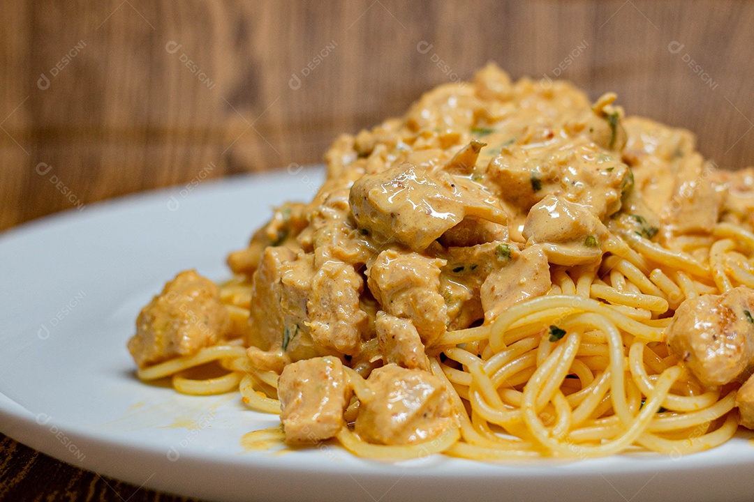 Prato branco de comida sobre um restaurante