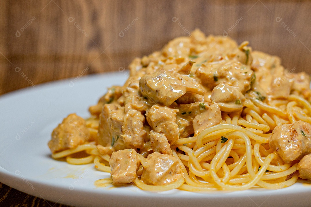 Prato branco de comida mesa madeira