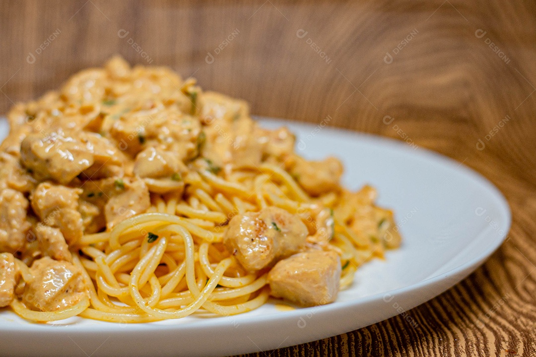 Prato branco de comida mesa madeira