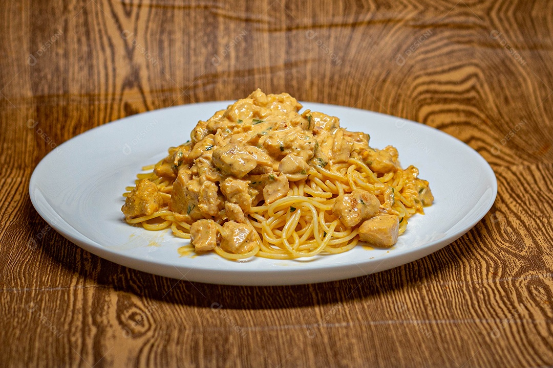 Prato branco de comida mesa madeira