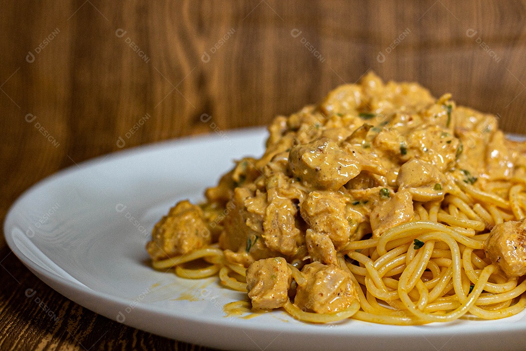 Prato branco de comida mesa madeira