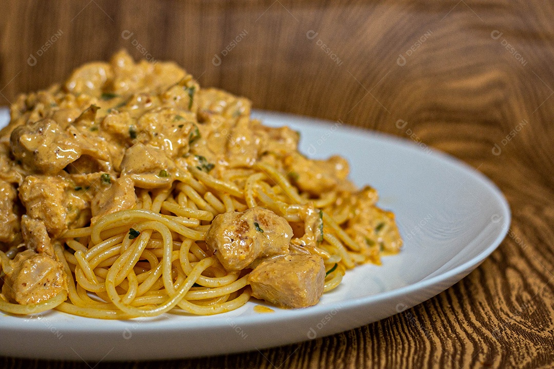 Prato branco de comida mesa madeira