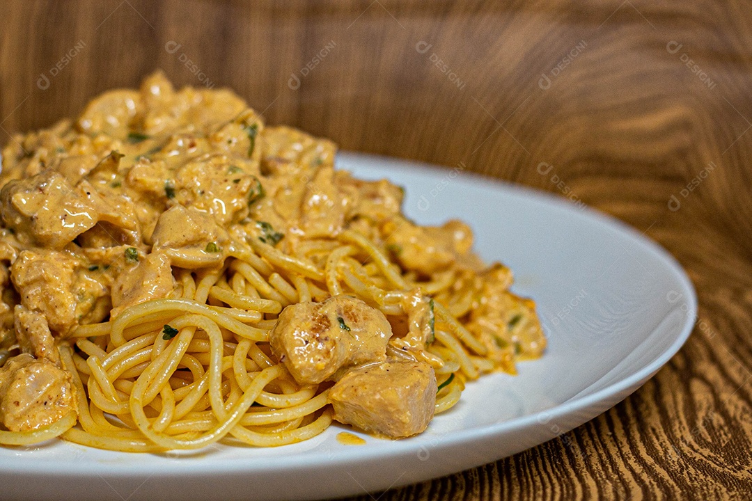 Prato branco de comida mesa madeira