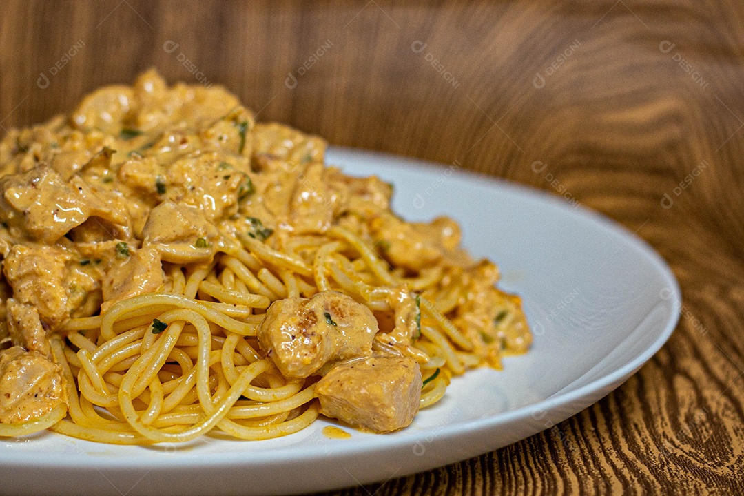 Prato branco de comida mesa madeira