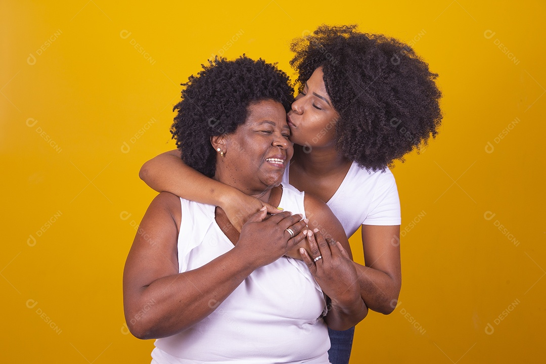 Mulheres negras mãe e filha vestidas com blusa branca com gestos de carinho