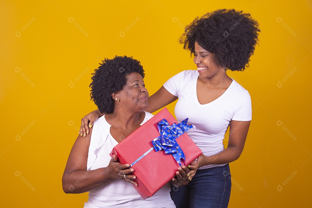 Mulheres negras mãe e filha vestidas com blusa branca com gestos de carinho