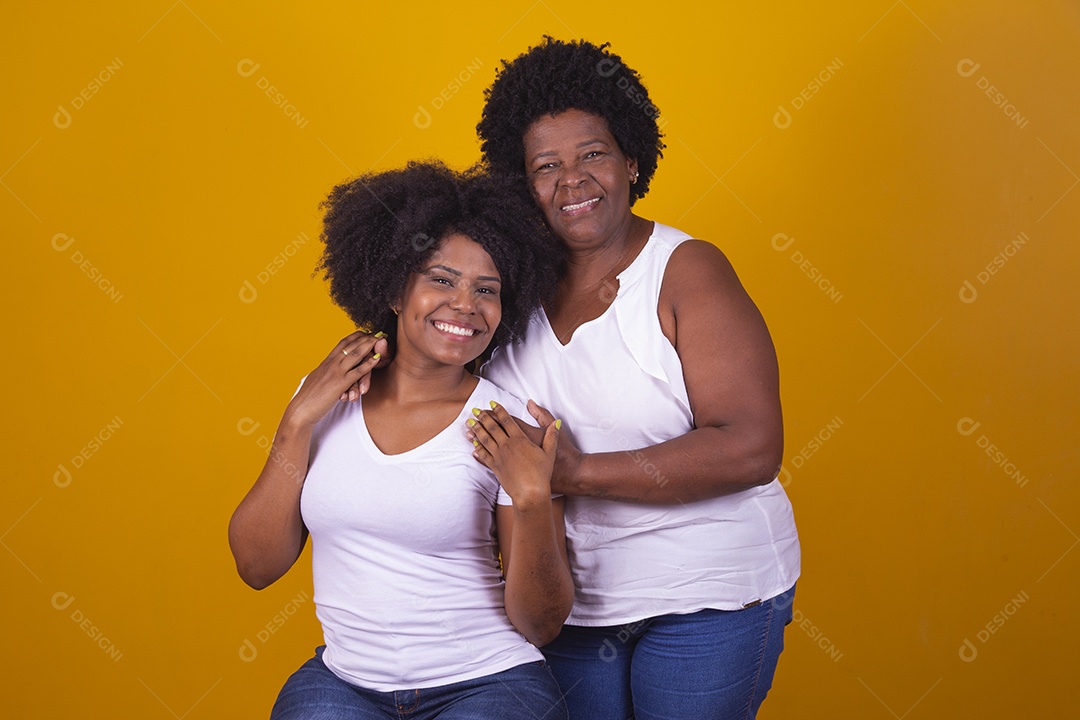Mulheres negras mãe e filha vestidas com blusa branca com gestos de carinho