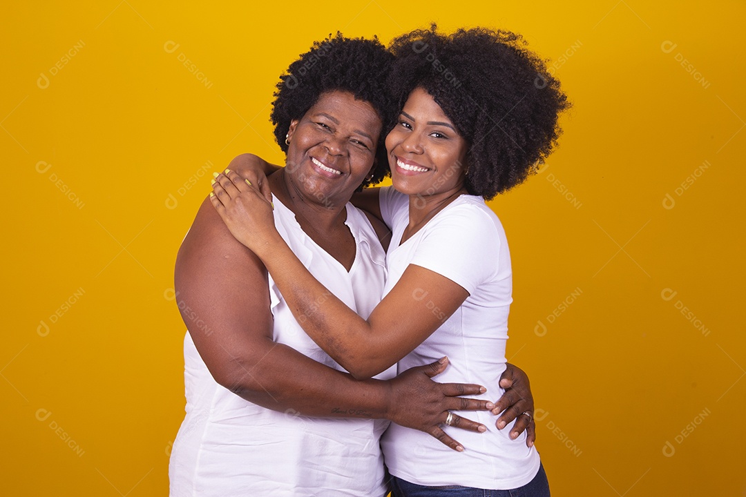 Mulheres negras mãe e filha vestidas com blusa branca com gestos de carinho