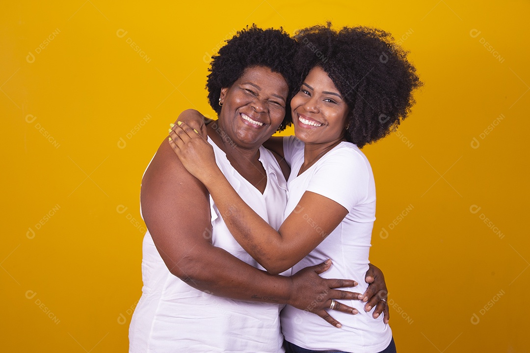 Mulheres negras mãe e filha vestidas com blusa branca com gestos de carinho