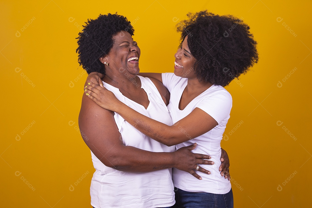 Mulheres negras mãe e filha vestidas com blusa branca com gestos de carinho