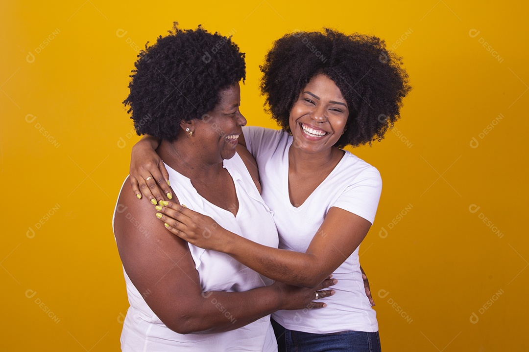 Mulheres negras mãe e filha vestidas com blusa branca com gestos de carinho