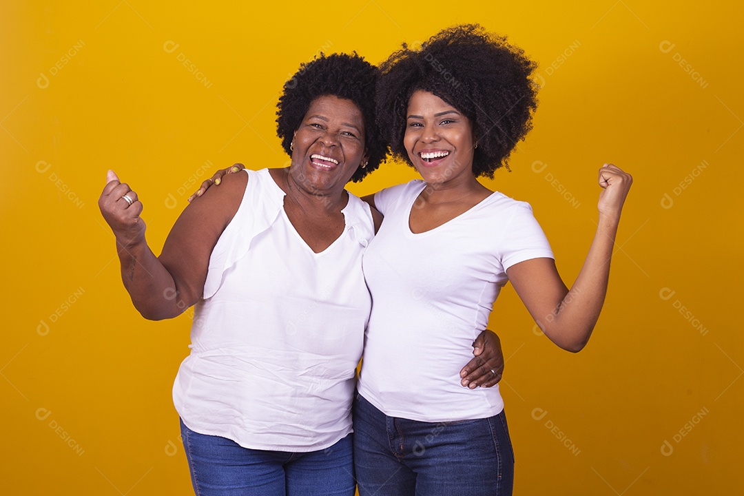 Mulheres negras mãe e filha vestidas com blusa branca com gestos de carinho