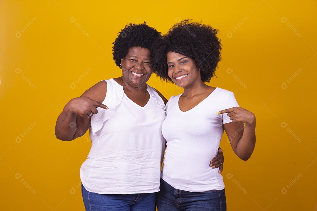 Mulheres negras mãe e filha vestidas com blusa branca com gestos de carinho