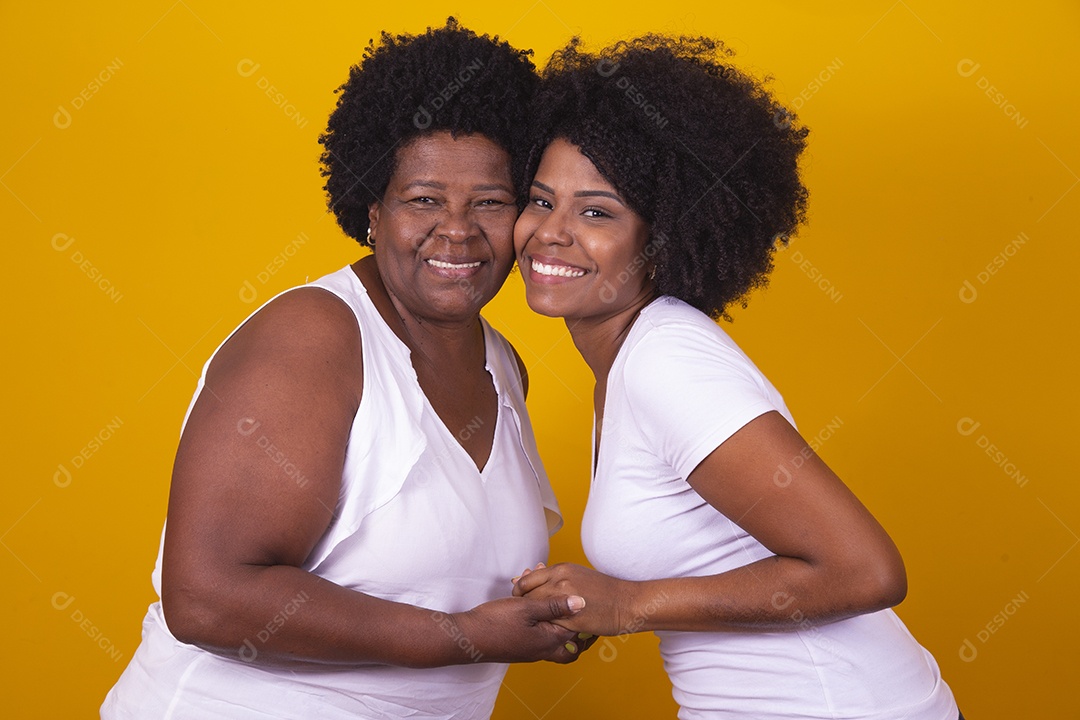 Mulheres negras mãe e filha vestidas com blusa branca com gestos de carinho