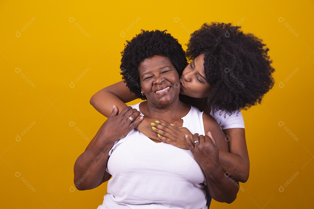 Mulheres negras mãe e filha vestidas com blusa branca com gestos de carinho