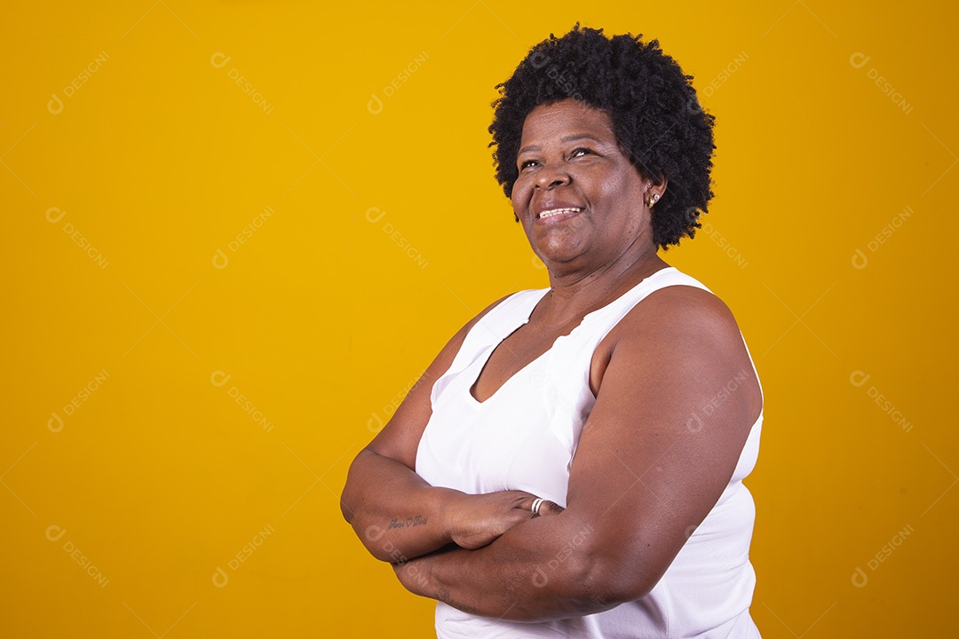 Mulher de meia idade usando blusa branca sorrindo e fazendo gestos