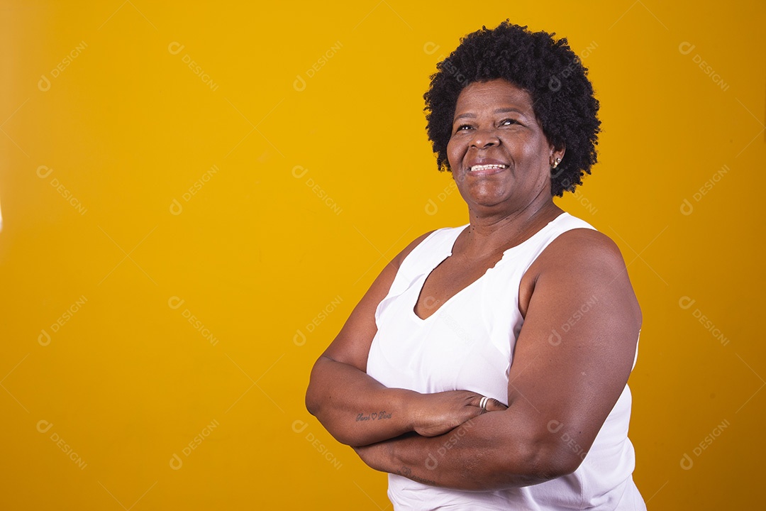 Mulher de meia idade usando blusa branca sorrindo e fazendo gestos