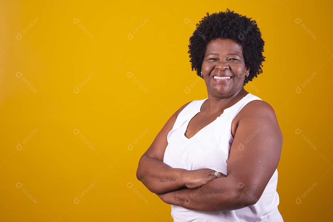 Mulher de meia idade usando blusa branca sorrindo e fazendo gestos