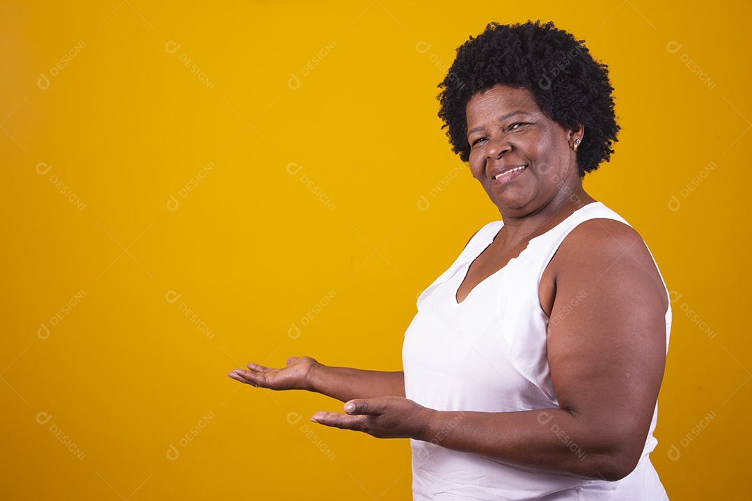 Mulher de meia idade usando blusa branca sorrindo e fazendo gestos