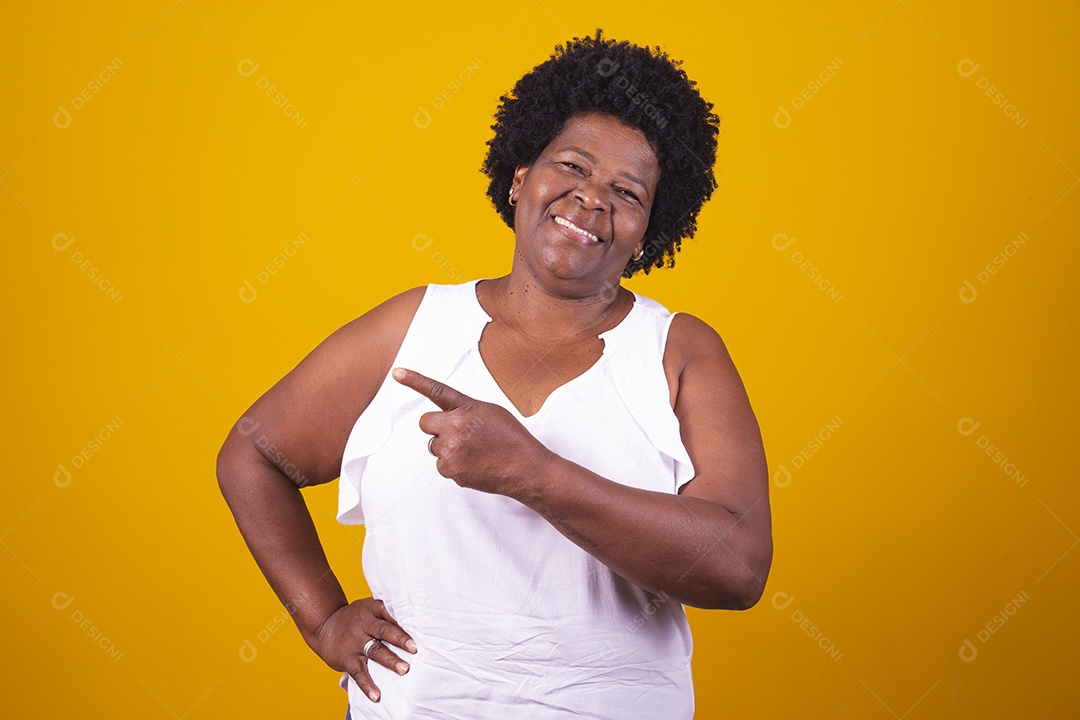 Mulher de meia idade usando blusa branca sorrindo e fazendo gestos