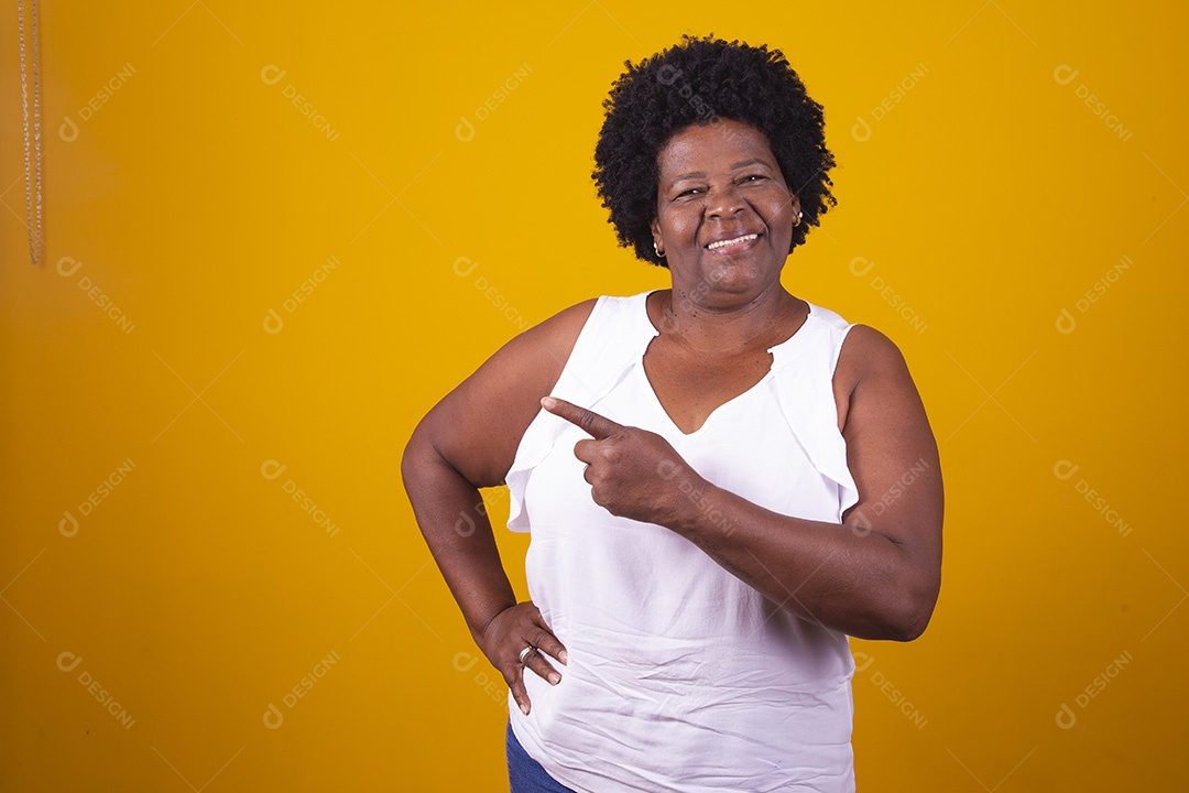 Mulher de meia idade usando blusa branca sorrindo e fazendo gestos