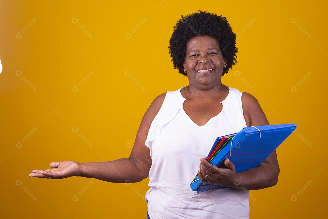 Mulher de meia idade usando blusa branca segurando cadernos coloridos