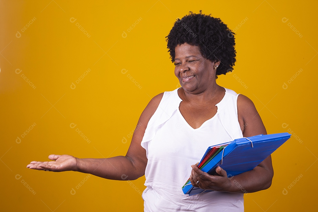 Mulher de meia idade usando blusa branca segurando cadernos coloridos