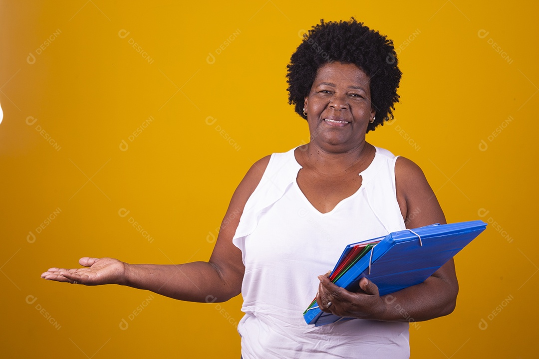 Mulher de meia idade usando blusa branca segurando cadernos coloridos