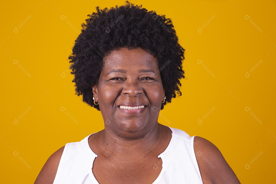 Mulher de meia idade usando blusa branca sorrindo