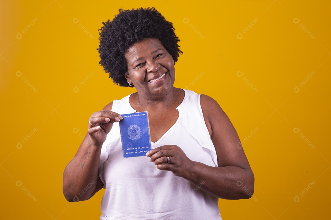 Mulher de meia idade usando blusa branca segurando uma carteira de trabalho