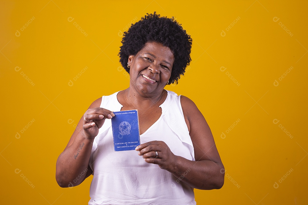 Mulher de meia idade usando blusa branca segurando uma carteira de trabalho