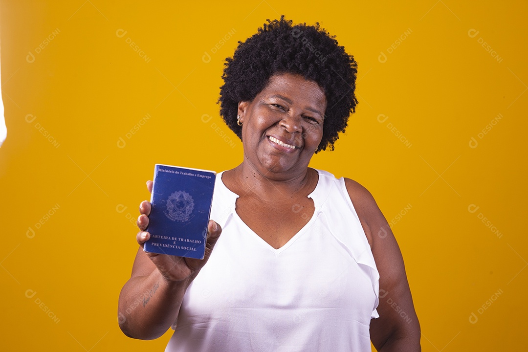 Mulher de meia idade usando blusa branca segurando uma carteira de trabalho