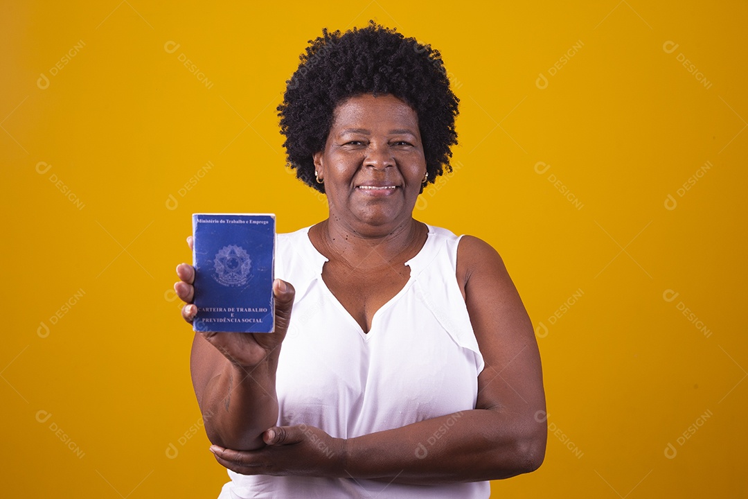 Mulher de meia idade usando blusa branca segurando uma carteira de trabalho