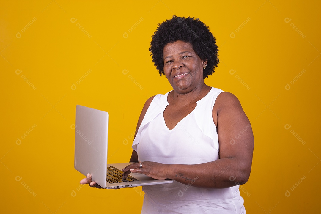 Mulher de meia idade usando blusa branca segurando um notebook