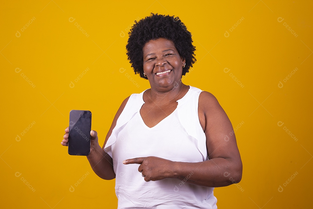 Mulher de meia idade usando camiseta branca segurando um smartphone celular