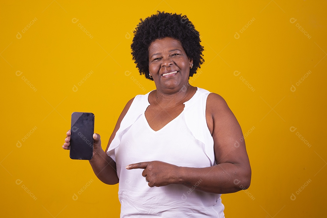 Mulher de meia idade usando camiseta branca segurando um smartphone celular