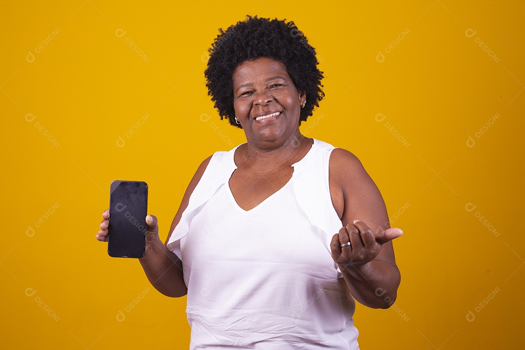 Mulher de meia idade usando camiseta branca segurando um smartphone celular