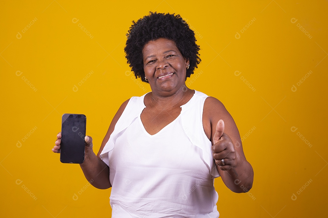 Mulher de meia idade usando camiseta branca segurando um smartphone celular