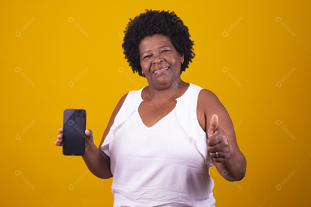 Mulher de meia idade usando camiseta branca segurando um smartphone celular