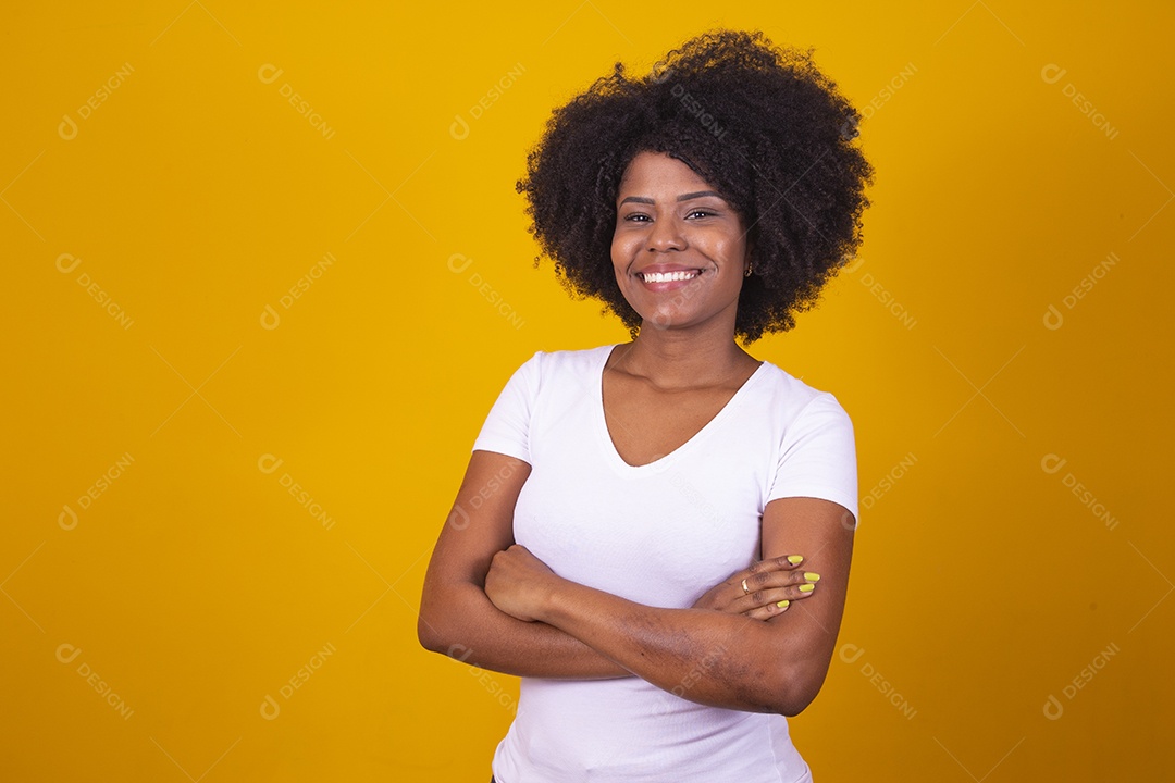 Mulher negra jovem usando camiseta branca fazendo gestos