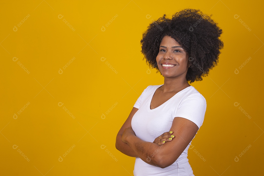 Mulher negra jovem usando camiseta branca fazendo gestos