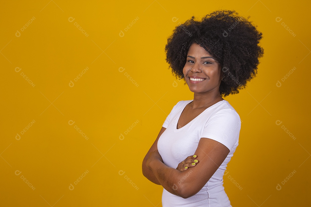 Mulher negra jovem usando camiseta branca fazendo gestos
