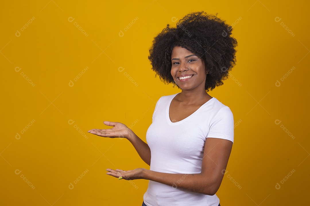 Mulher negra jovem usando camiseta branca fazendo gestos