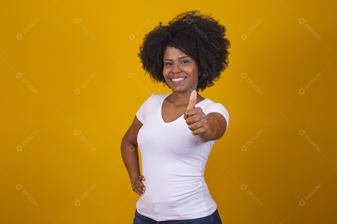 Mulher negra jovem usando camiseta branca fazendo gestos